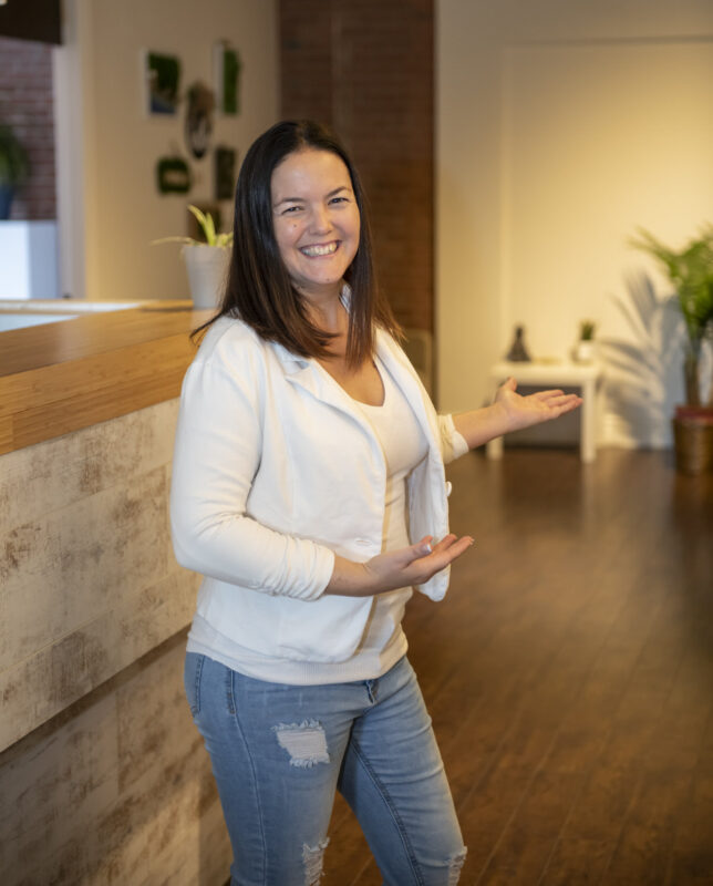 Evelyne Desrochers souriante, accueillant chaleureusement les visiteurs dans son espace de sexothérapie et de pleine conscience